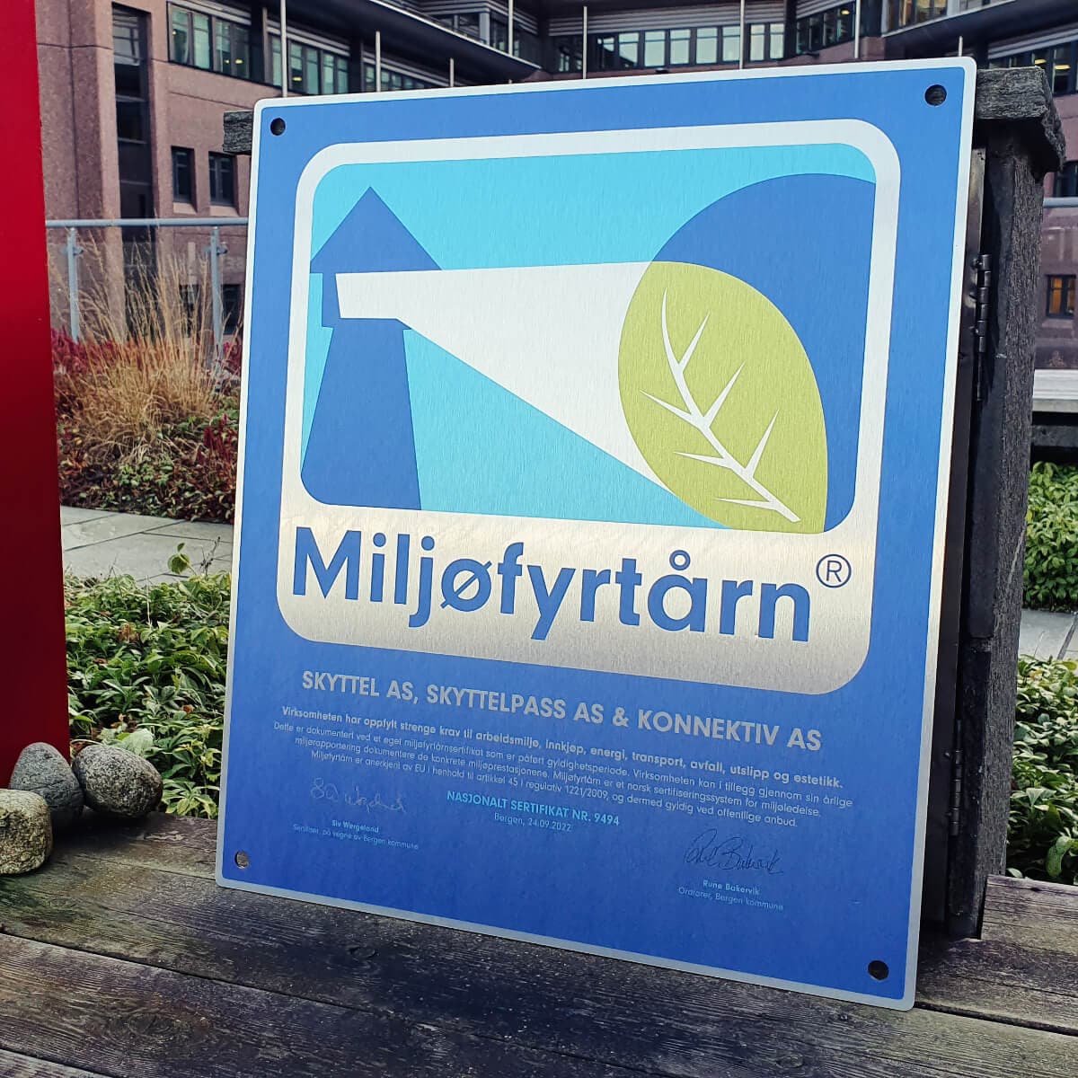 SERTIFISERT: Å være Miljøfyrtårn-sertifisert betyr at SkyttelPASS, som er utsteder av AutoPASS-brikker, oppfyller strenge krav til arbeidsmiljø, innkjøp, energi, transport, avfall, utslipp og etikk. Foto: SkyttelPASS
