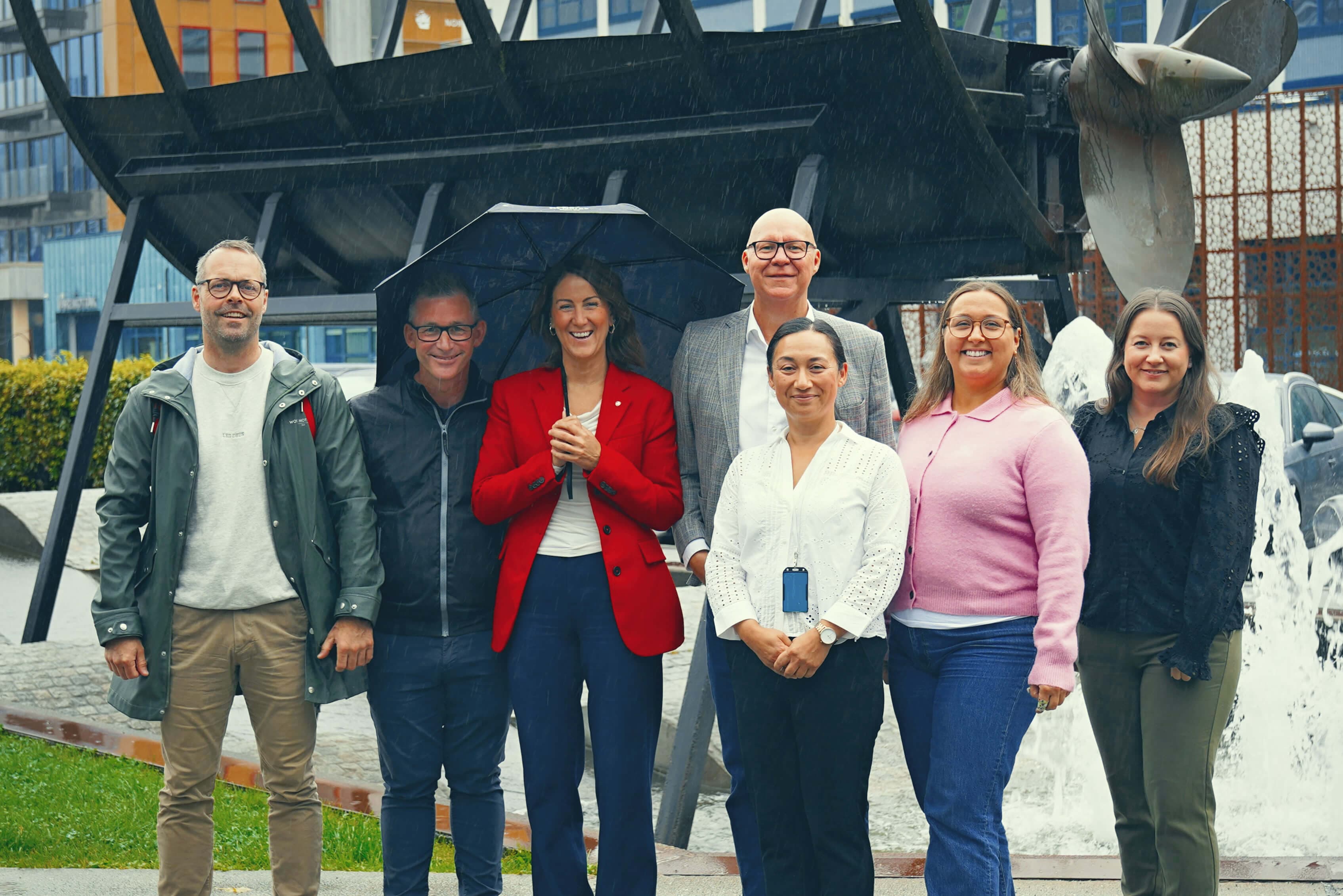 MINISTER PÅ BESØK: V - h: Espen Berntsen, som er regionleder i HK Norge Region Vest, Christoffer Beckham, som er forbundsleder i HK Norge, arbeids- og inkluderingsminister Tonje Brenna, Rune Bakervik, som er førstekandidat for AP Vestland, sammen med HK-medlemmer hos Skyttel, SkyttelPASS og Konnektiv, Cindy Netzel, Caroline Ayala Høydal og Rebecca Lillestøl. Foto: SkyttelPASS