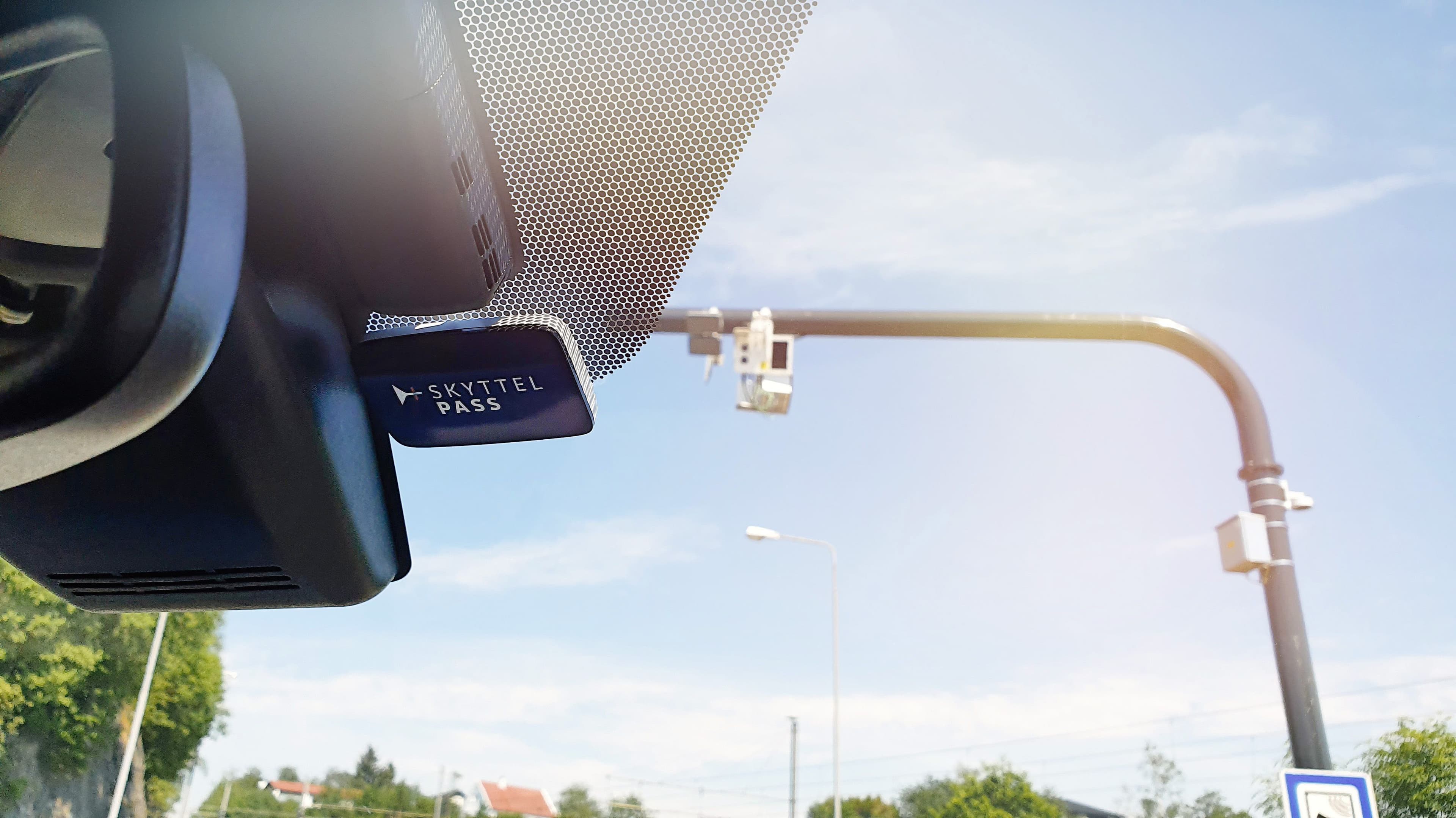 Med brikkeavtale og bombrikke i elbilen kan du spare mer enn 50% i bomstasjonene. Foto: SkyttelPASS.