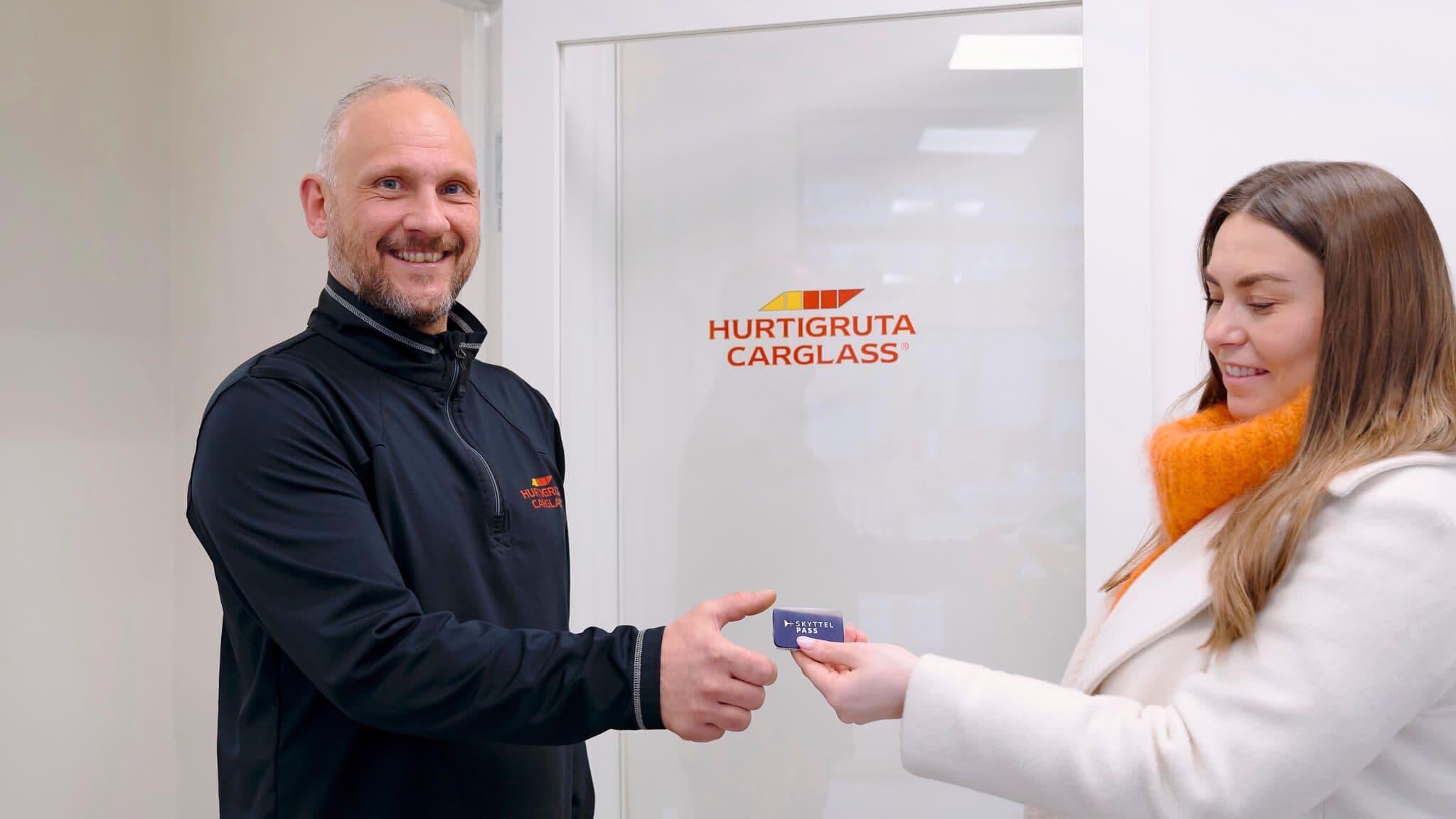Avdelingsleder i Kanalveien i Bergen, Frank Roger Gregersen, tar i mot SkyttelPASS-brikken som gir kunder gratis lagerførte vindusviskere ved frontruteskift. Foto: SkyttelPASS