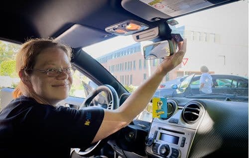 Siri-Bjoner-med-SkyttelPASS-brikke-i-bilen.jpg