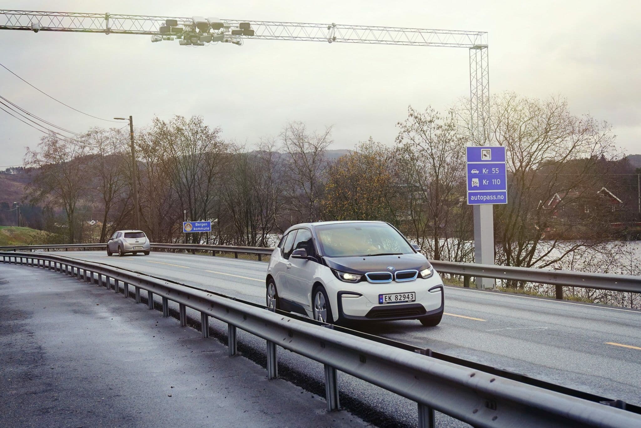 NY BOMSTASJON: I oktober 2022 åpnet det nye bompengeprosjektet mellom Bergen og Bjørnafjorden kommune. Bildet er tatt ved bomstasjonen på grensen mellom Bergen og Os. Foto: SkyttelPASS